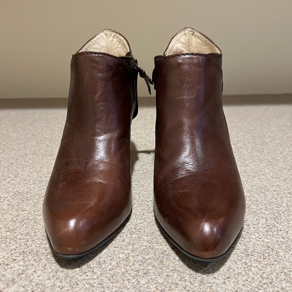 Brown leather booties with heel